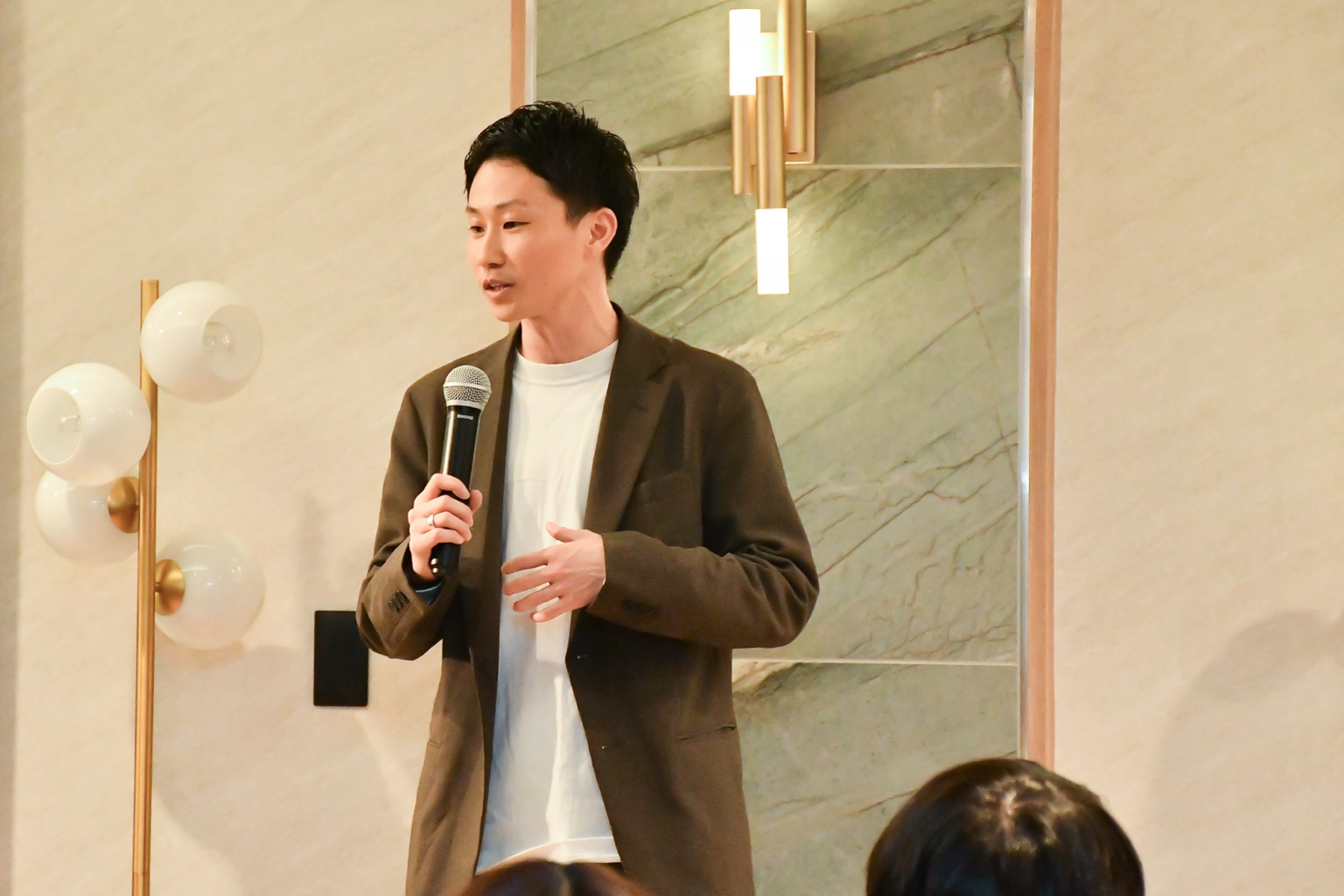 登壇する代表 岡森香沙音
